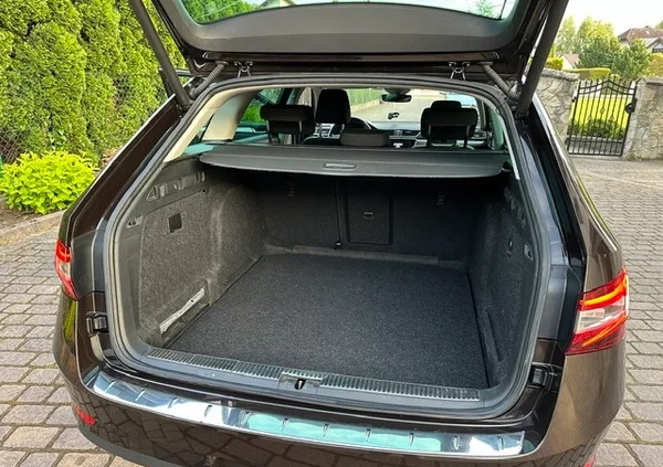 Skoda Superb cena 55000 przebieg: 469000, rok produkcji 2017 z Wadowice małe 79